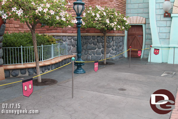 Mickey flags on the queue ropes for Car Toon Spin