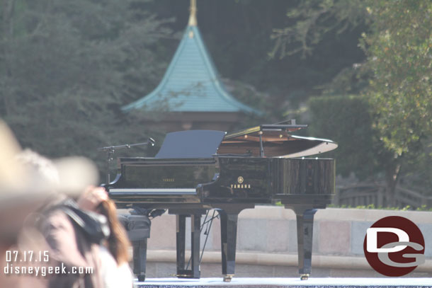 With the long lens I could see the stage and piano.