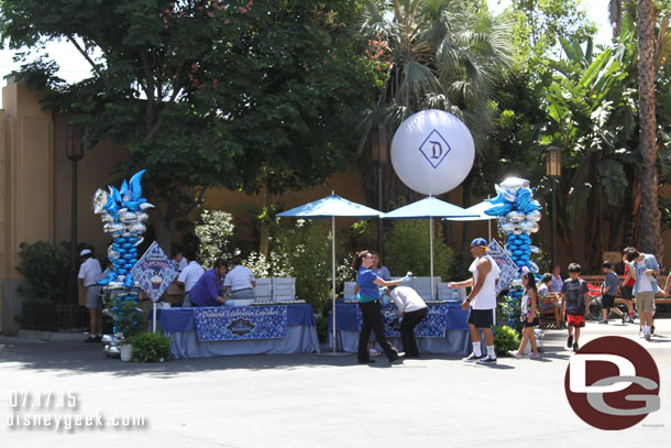 No lines and plenty of cupcakes and cast members in the area.