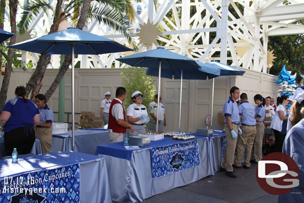 The former Maliboomer area was another cupcake distribution area.  Plenty of cupcakes and cast members again.  This time they were offering you one for each hand since they had so many left still.