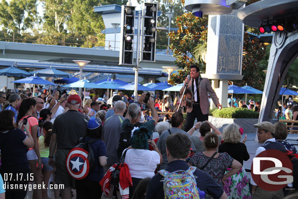 It seemed like a regular sized crowd for him for this opening set.