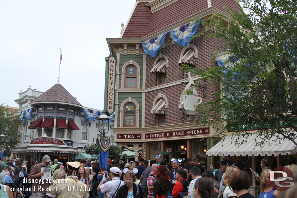 A large crowd near the Market House.  One long line for Star Bucks and one for the lockers.