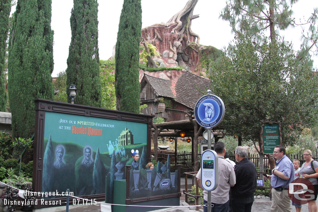 A new Diamond Celebration Photo Spot has opened near the exit of the Haunted Mansion.