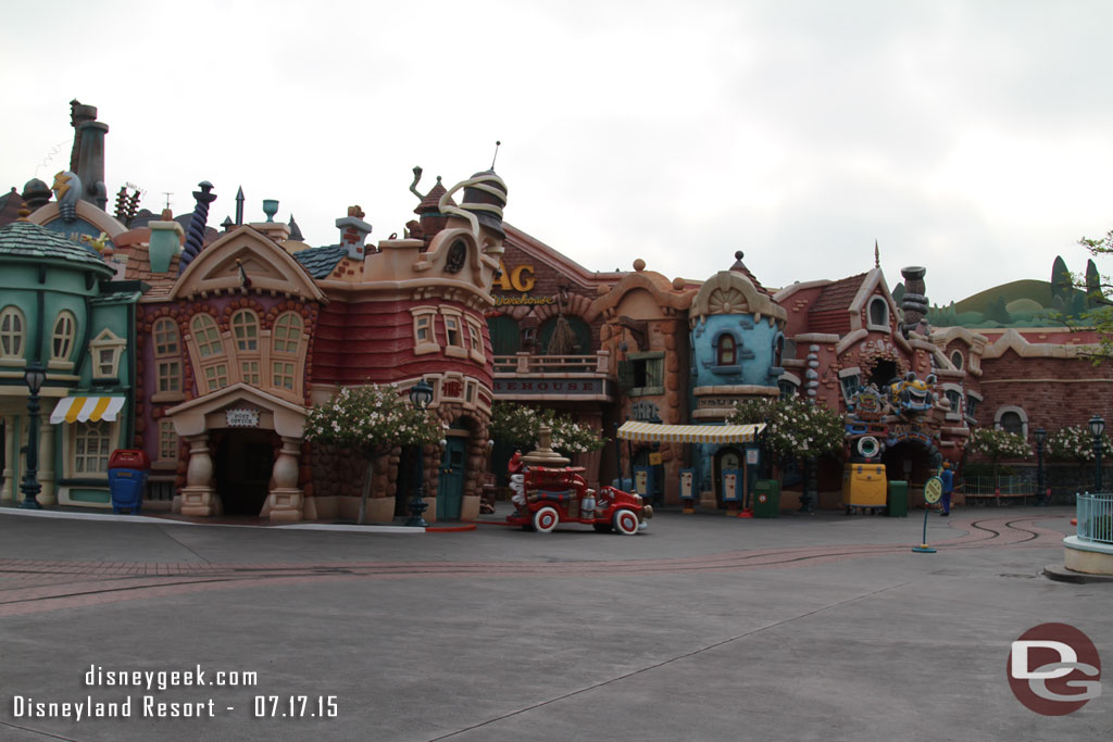 Wow no guests in a wide shot.. only a cast member down near Car Toon Spin