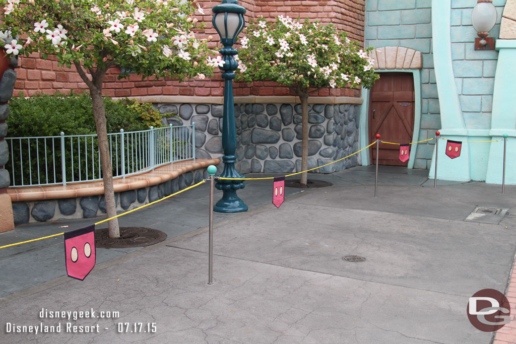 Mickey flags on the queue ropes for Car Toon Spin