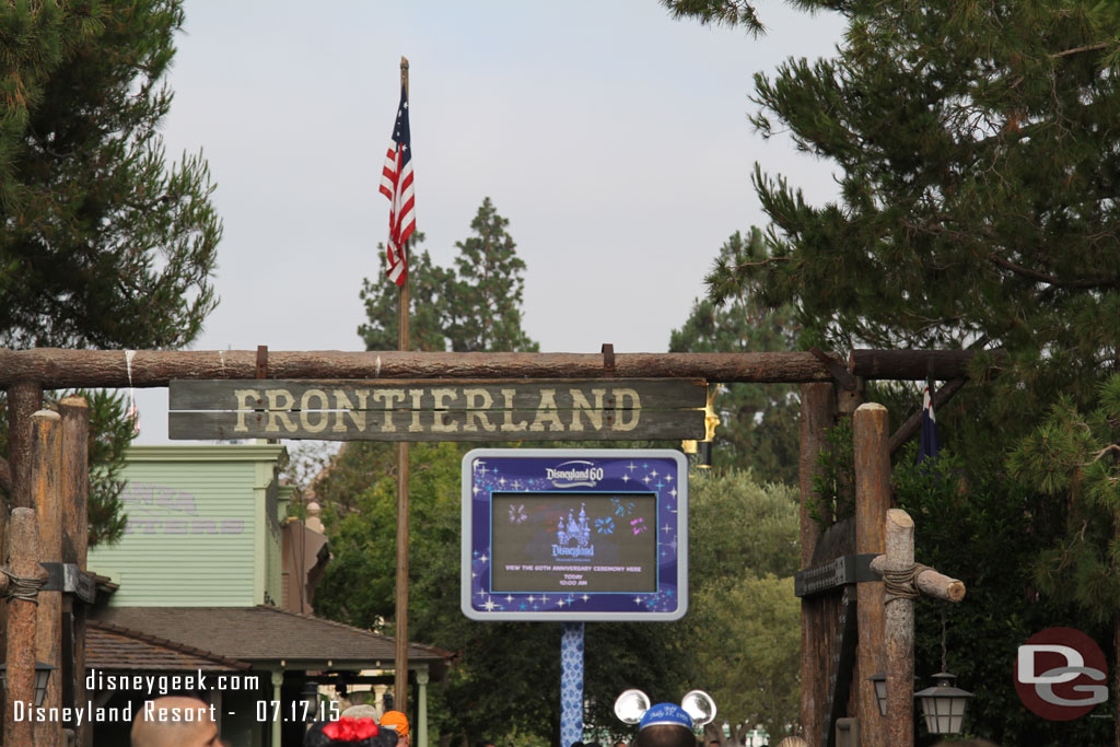 To my left I could see the Frontierland LCD screen