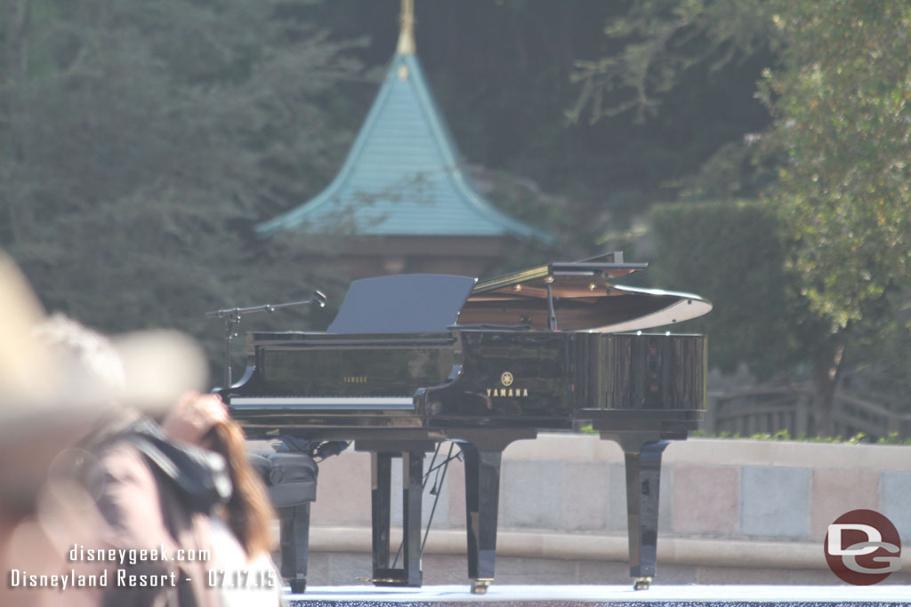 With the long lens I could see the stage and piano.