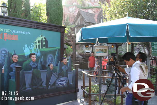 The Haunted Mansion photo spot obstructs the wait time sign for Splash Mountain.  Only a couple guests in line for the photo op.