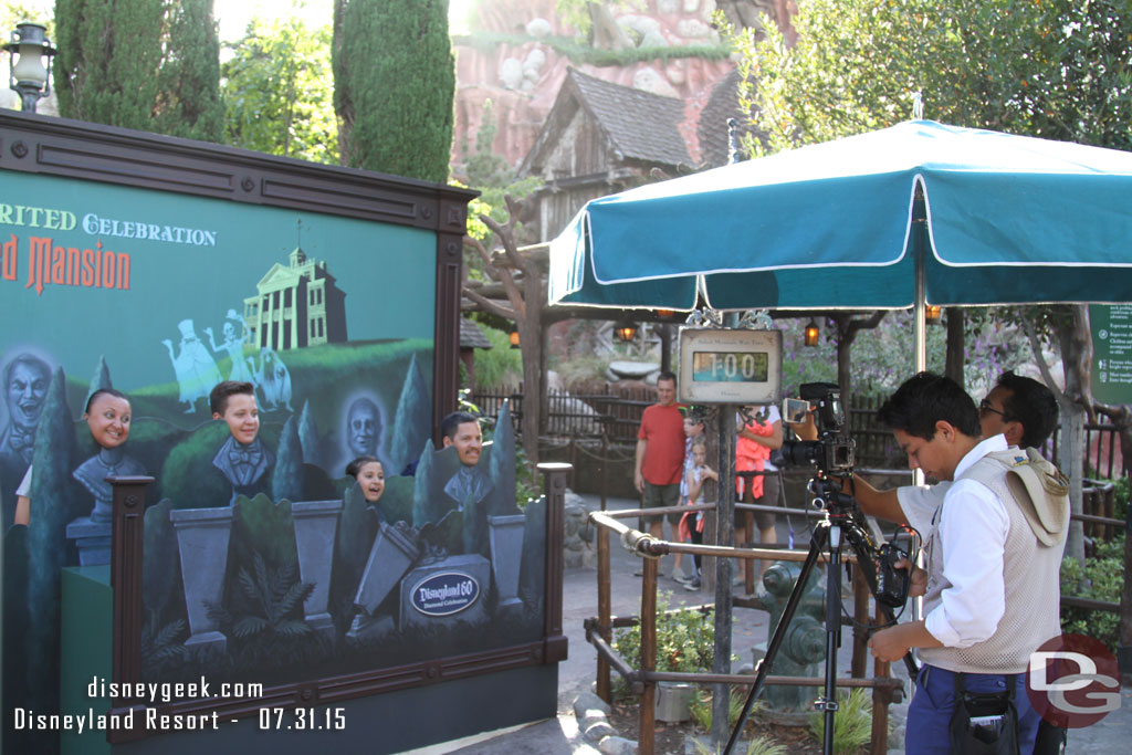 The Haunted Mansion photo spot obstructs the wait time sign for Splash Mountain.  Only a couple guests in line for the photo op.