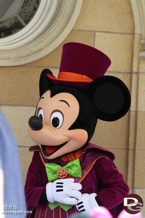 Mickey was also out greeting guests in his Halloween Costume this afternoon (by evening they were back to their 60th outfits).