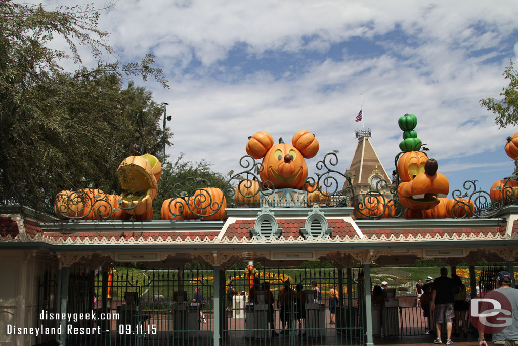 The large character pumpkins have returned over the park entrance/exits.