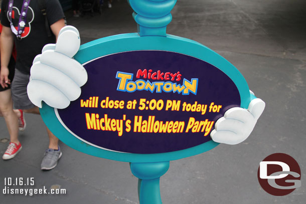 Because of this it closes early for day guests.