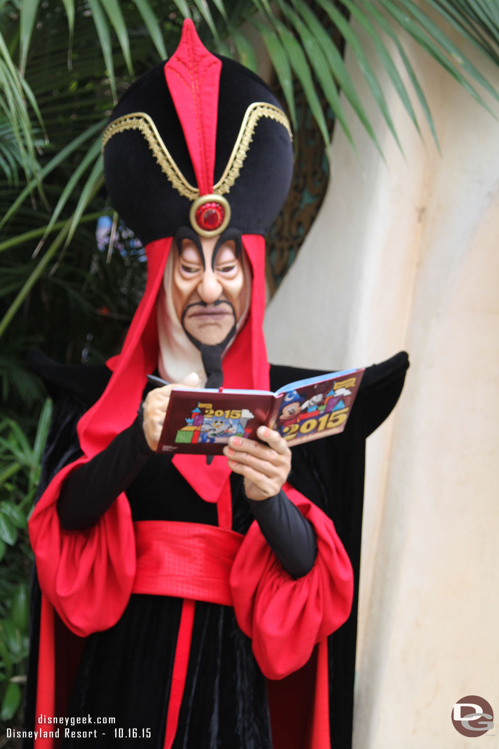 Jafar was hanging out near the Oasis for pictures and autographs.