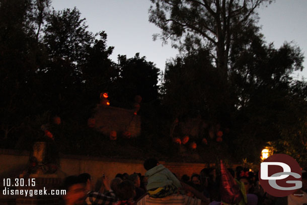 Only a few pumpkins lit up on the hill overlooking the queue.