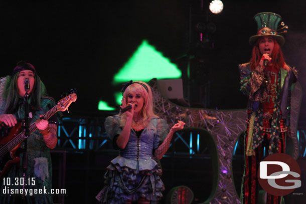 The Mad T Party Band performing.