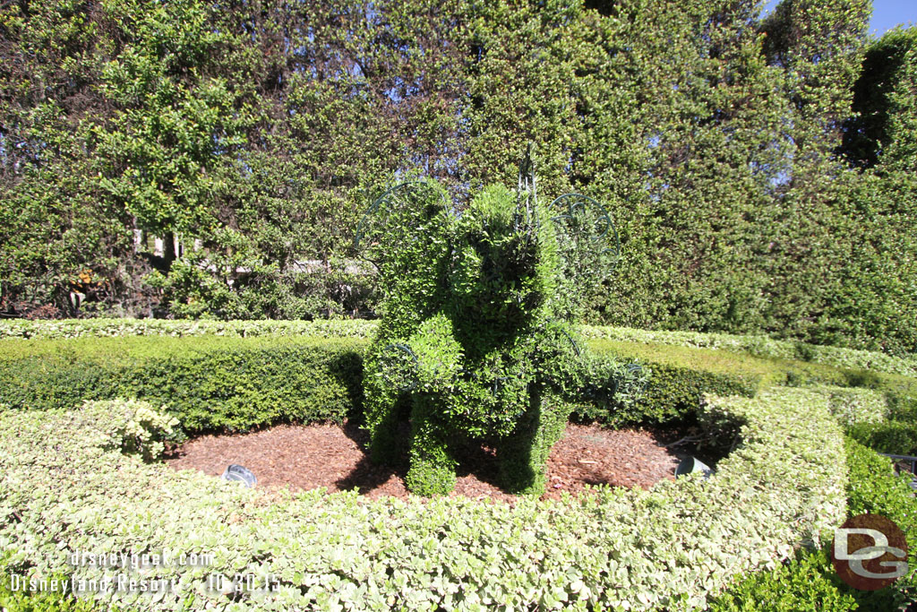 A Dumbo topiary