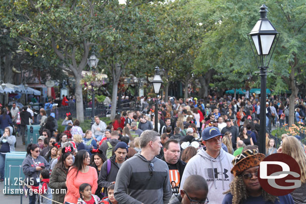 Can you pick out the Pirates line vs the walkways in New Orleans Square?