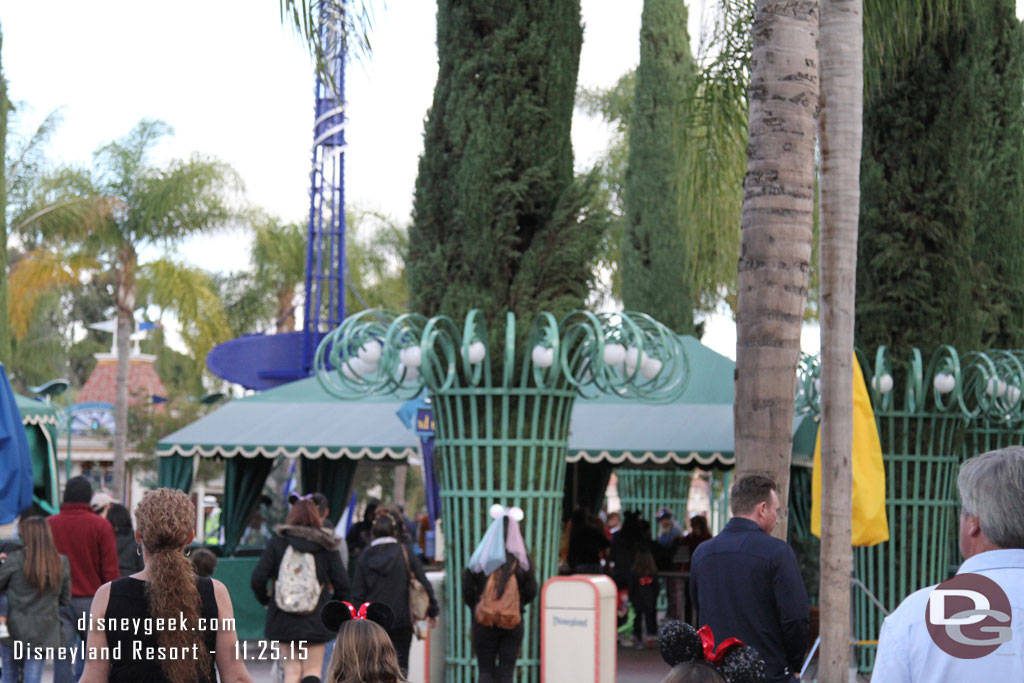 No line at security.  Notice the light/balloon on the right (of course directly behind a tree.. oops)