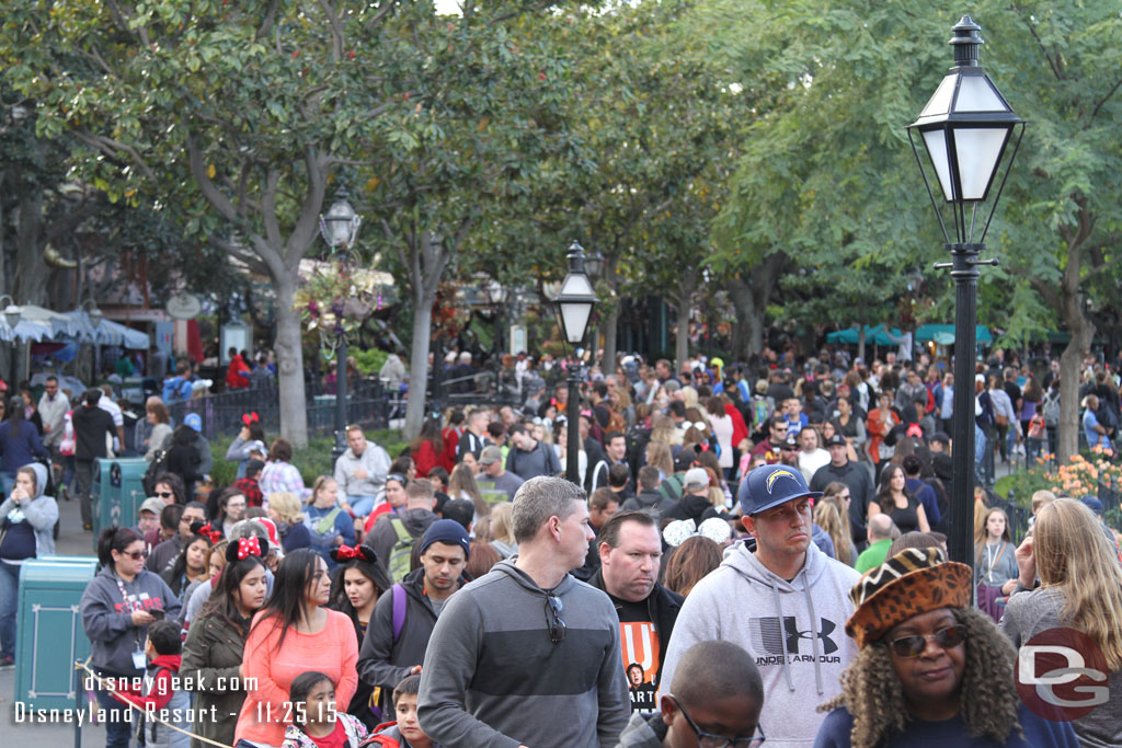 Can you pick out the Pirates line vs the walkways in New Orleans Square?