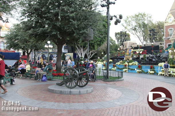 With the popcorn cart removed the area really feels open.