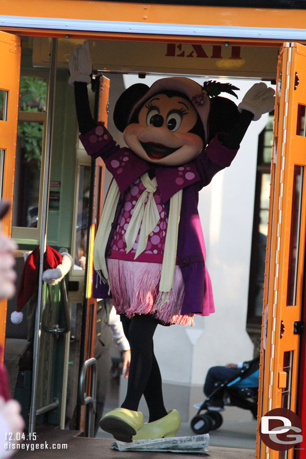 Minnie arriving.