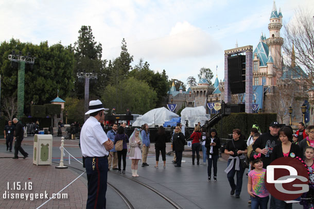 The center part was roped off and plenty of cast members along the rope line.