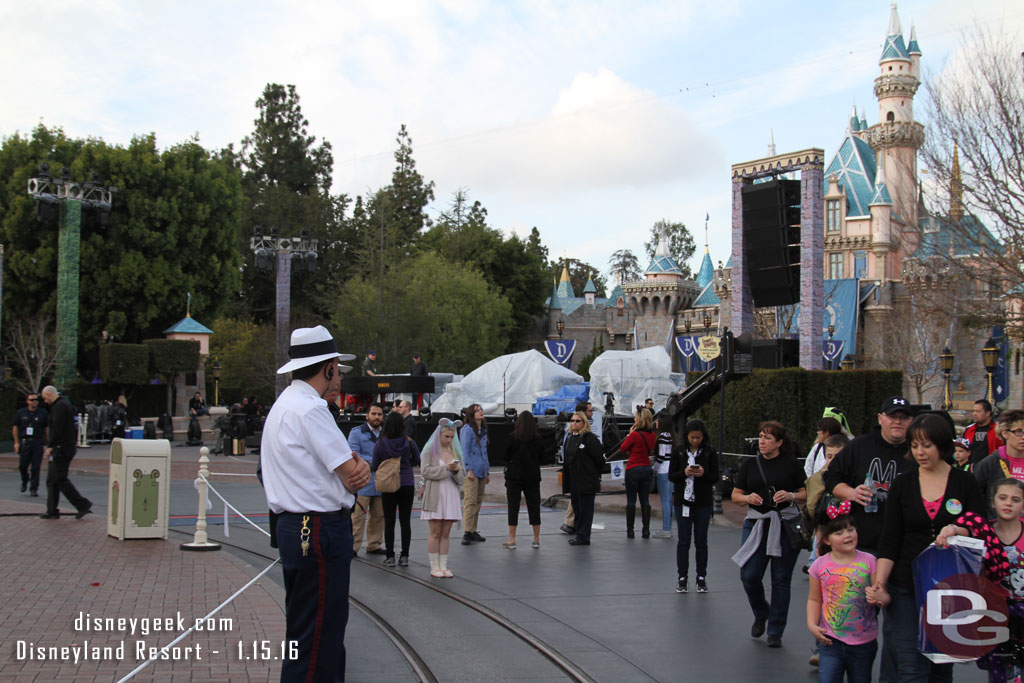 The center part was roped off and plenty of cast members along the rope line.