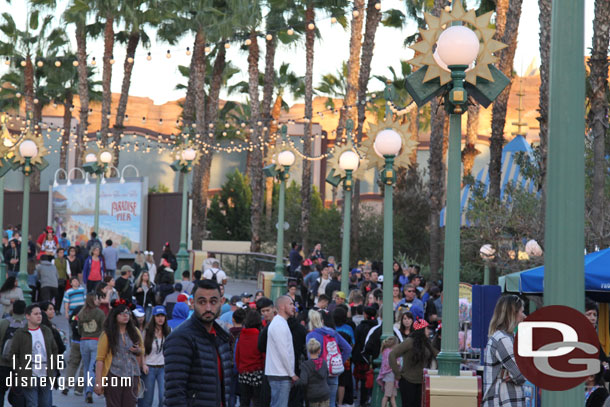 Screamin was down but starting to cycle trains so guests were forming a line (more of a mob) waiting to be let in.