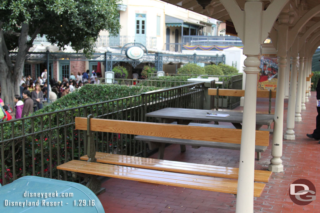 A picnic table for coloring has been added to the queue area.