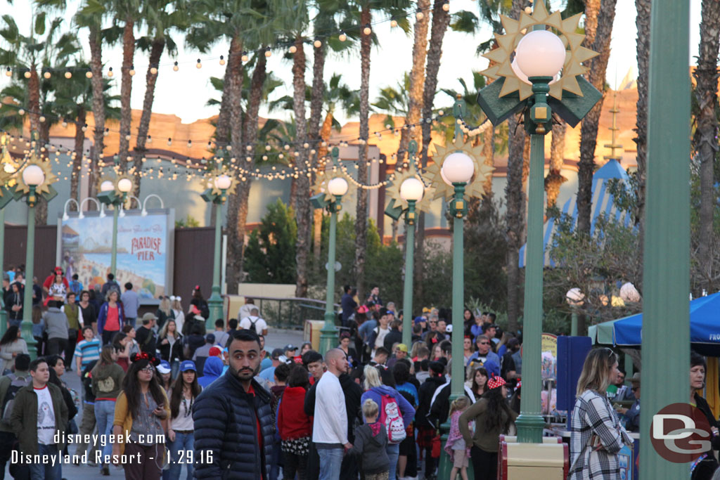 Screamin was down but starting to cycle trains so guests were forming a line (more of a mob) waiting to be let in.