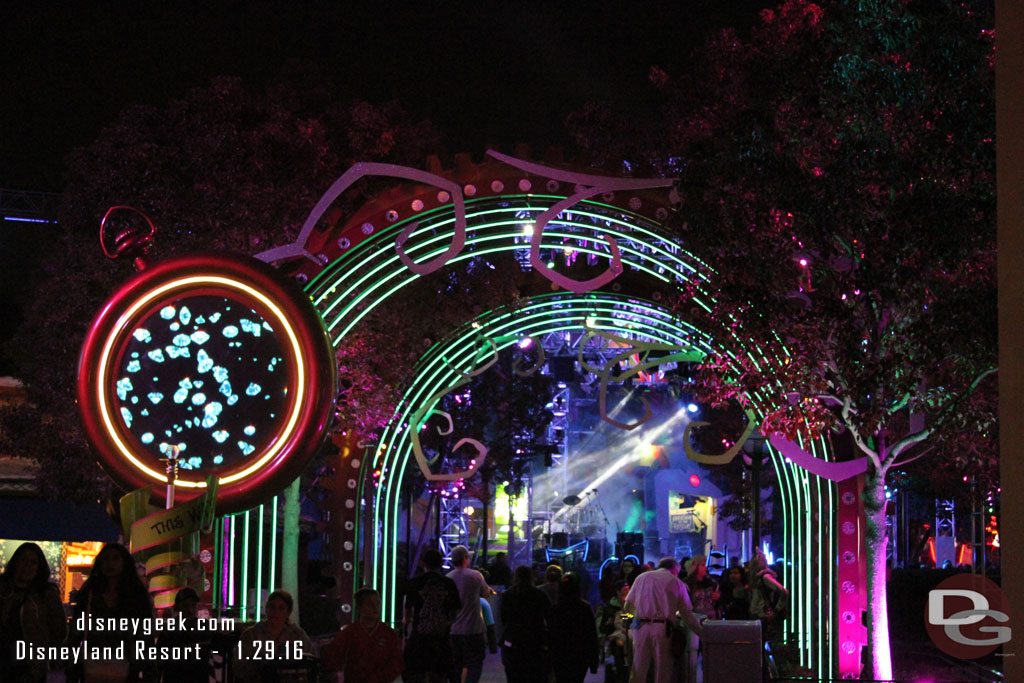 It was just about 6pm when I walked through HollywoodLand so headed to the Mad T Party to see the opening.