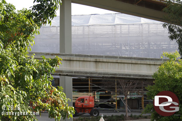 The back side of the queue.. scaffolding and other equipment.