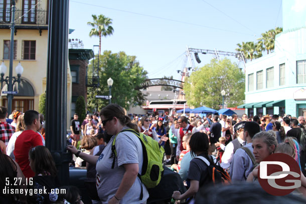 On the street it was very crowded with guests trying to get into the queue for the last show of t he day and those from the second show trying to exit.