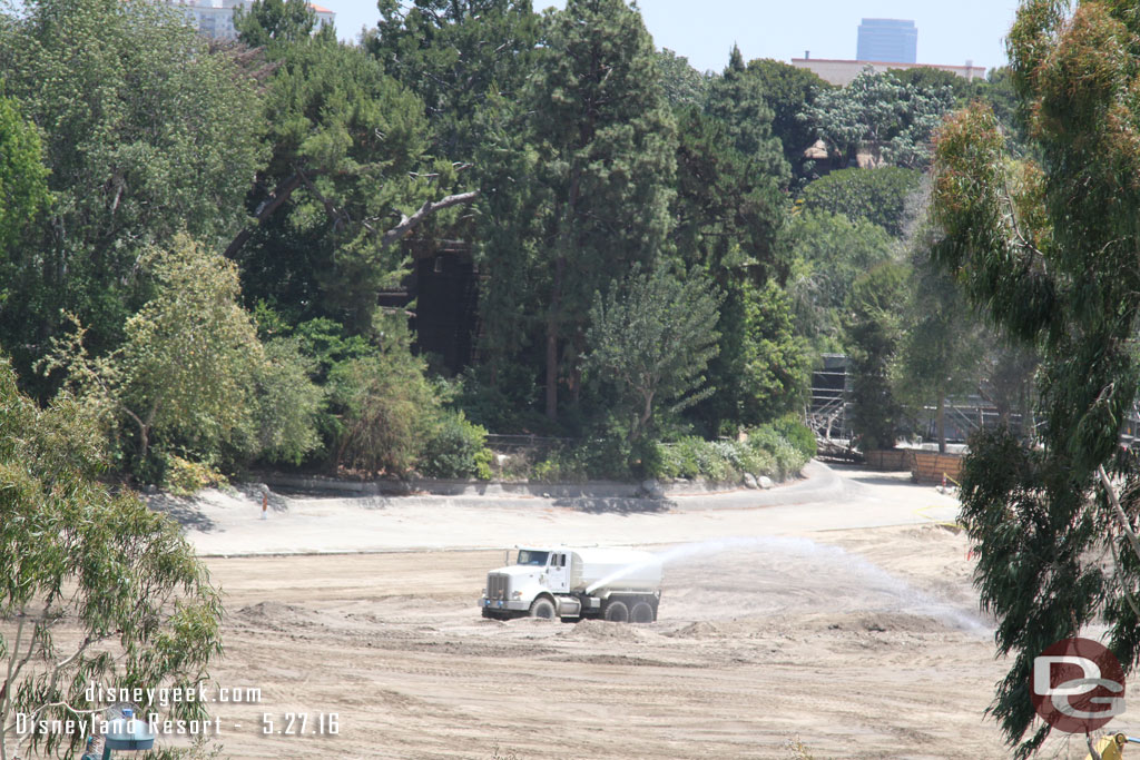 A closer look you can now see clear into the park and Tom Sawyer Island.  No berm or other obstructions.