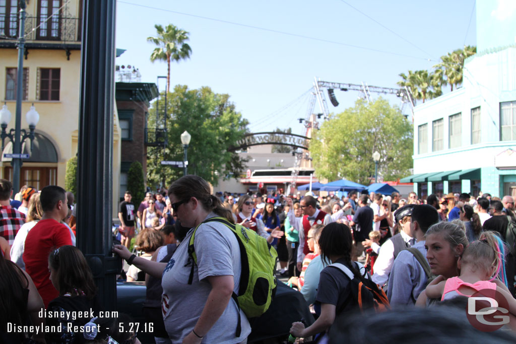 On the street it was very crowded with guests trying to get into the queue for the last show of t he day and those from the second show trying to exit.