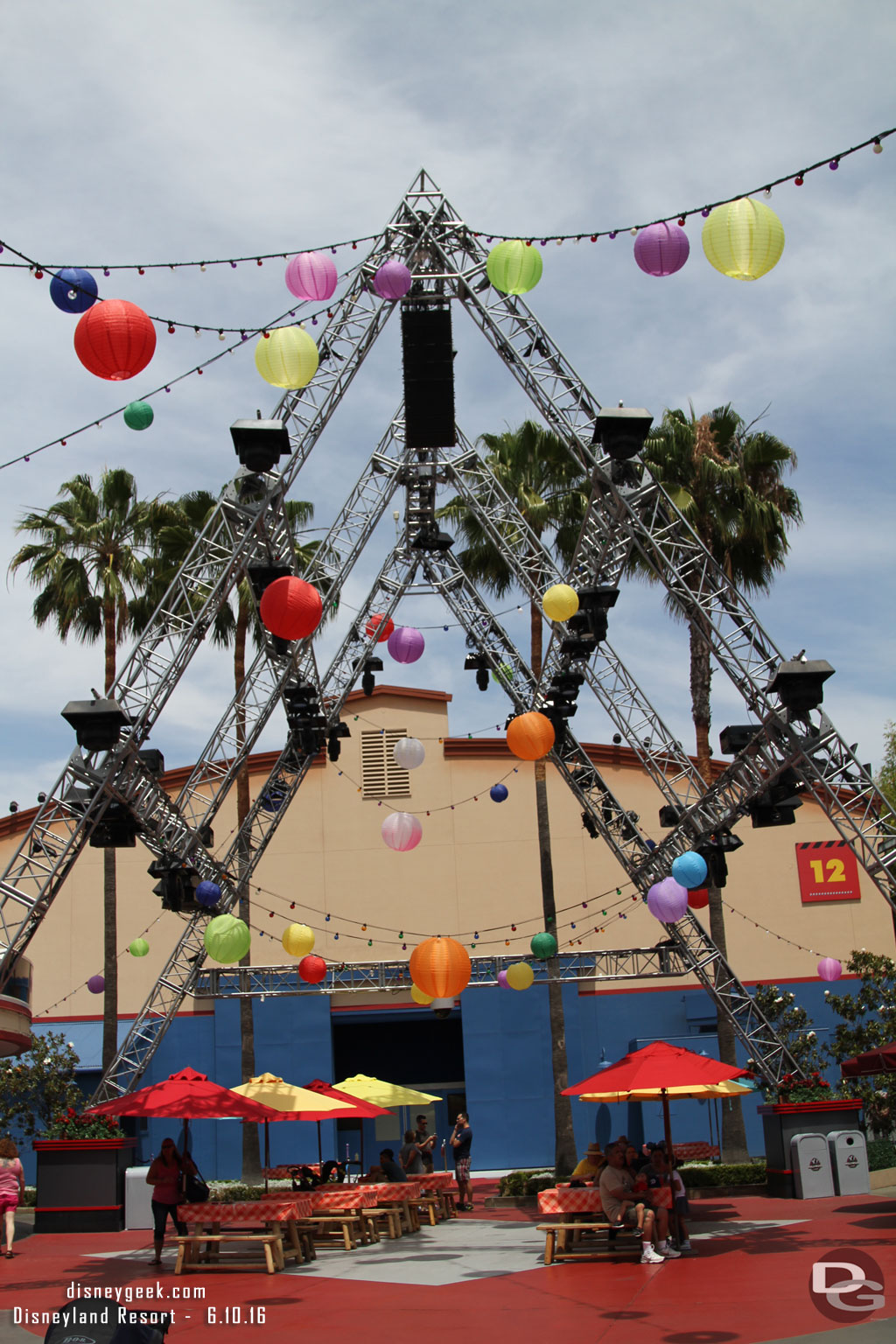 The decorations are minimal for this event.
