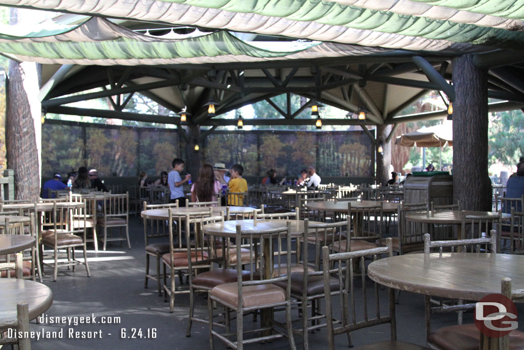 I mentioned the Hungry Bear was quiet.  Here is a quick look around from left to right in the dining area.  It was just after 5:00pm which should be a meal time.  