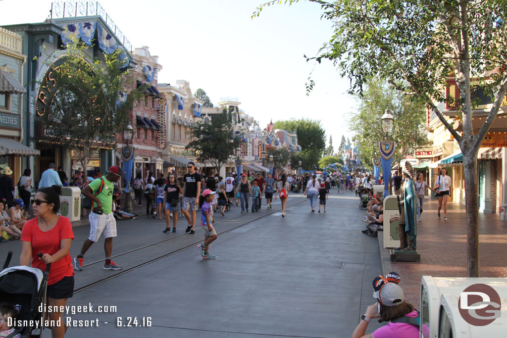 Back to Disneyland around 6:00pm, Main Street was really calm.