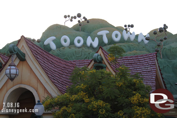 Only a 15 min wait posted for Mickey this evening.