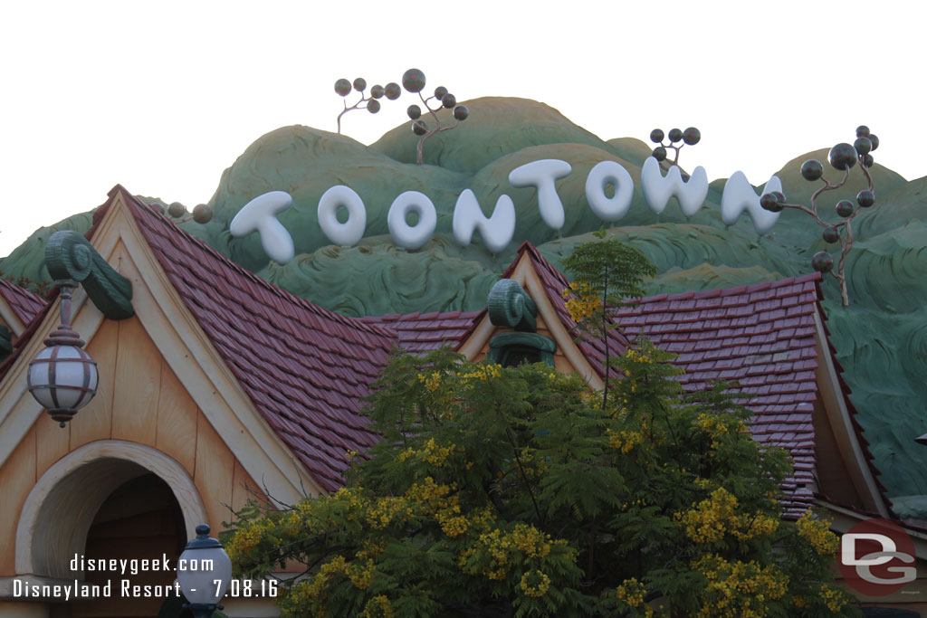 Only a 15 min wait posted for Mickey this evening.