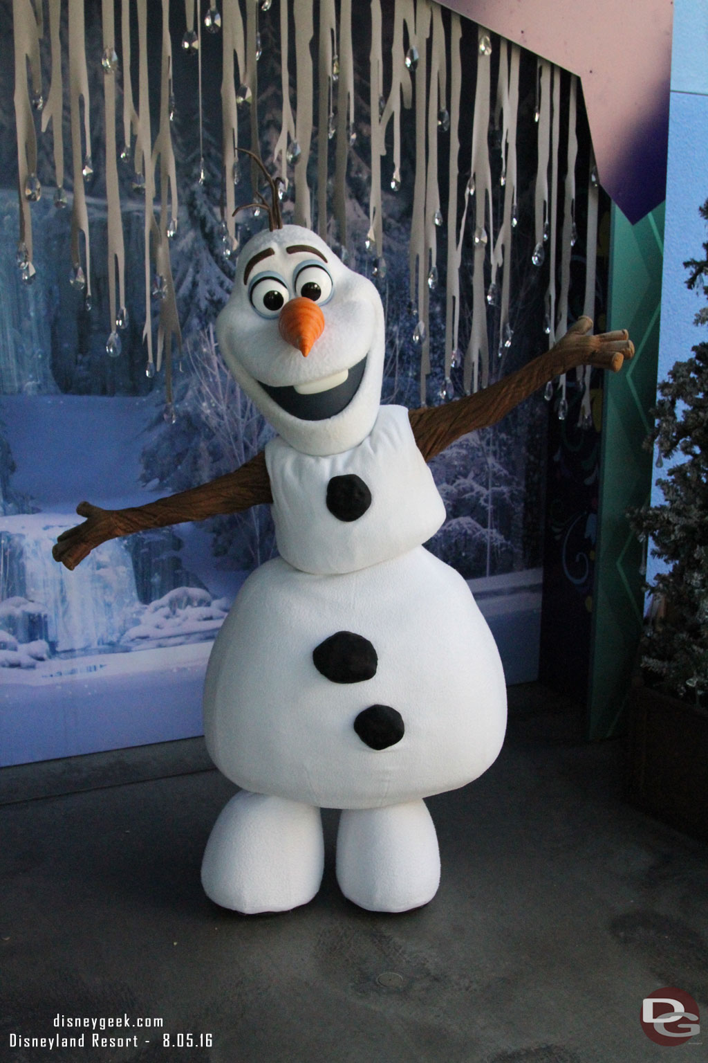 Olaf had no wait so we stopped by to say hi.