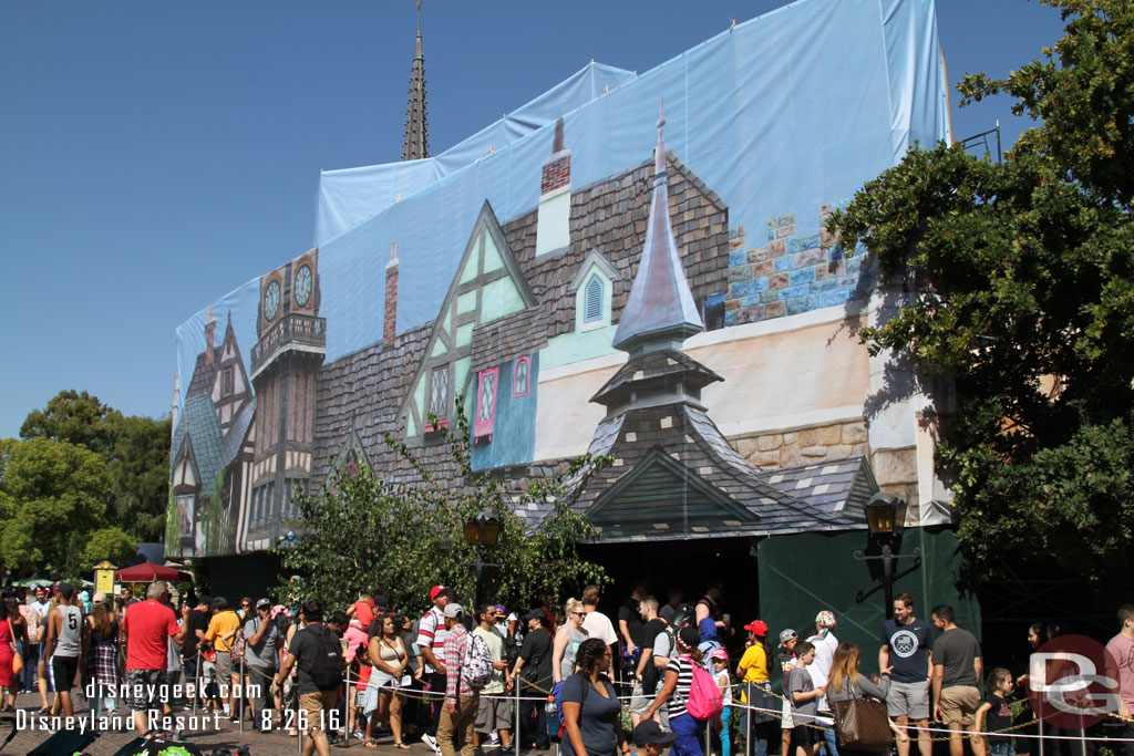 Exterior renovation work is underway on Peter Pan. It did not shorten the line at all.