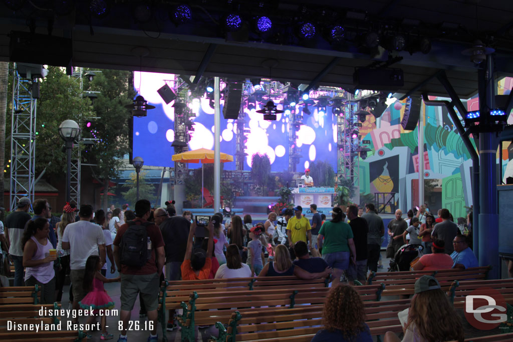 More guests dancing than sitting.. different than it has been on my previous visits.