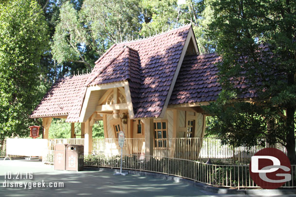 Toontown Station is still without a sign.