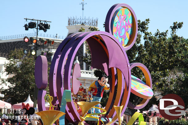 Mickey leading Soundsational through the hub.