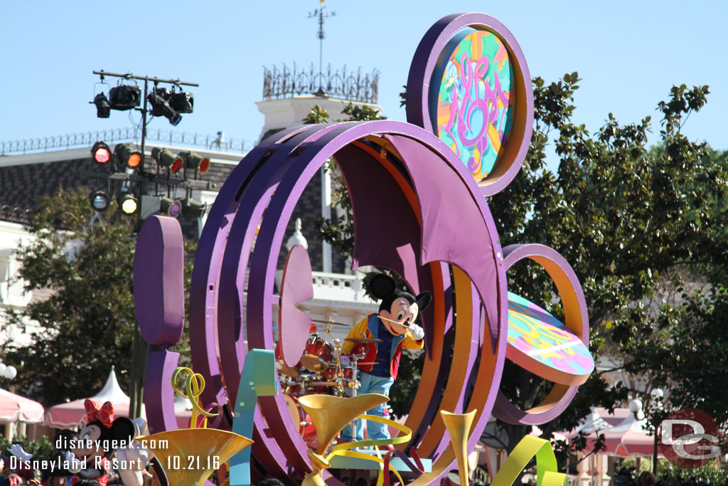 Mickey leading Soundsational through the hub.