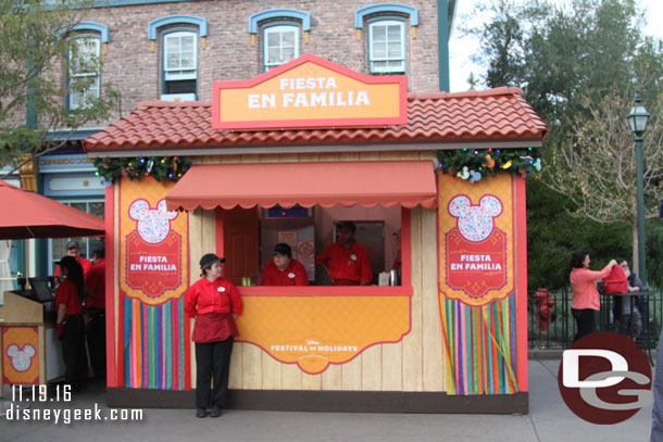 It was just before 4pm and the Marketplaces had more cast members than guests this afternoon.  The parks had a good crowd but many of the marketplaces looked like this.