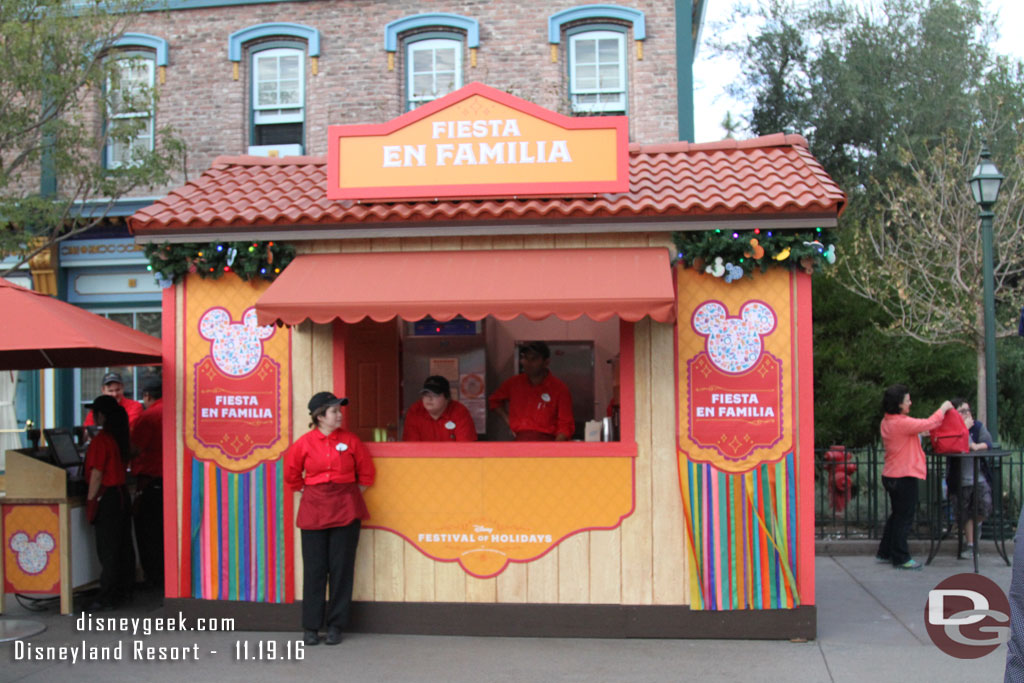 It was just before 4pm and the Marketplaces had more cast members than guests this afternoon.  The parks had a good crowd but many of the marketplaces looked like this.