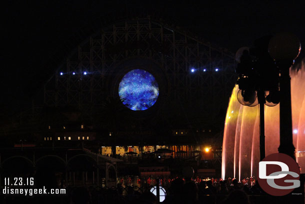 Images were projected on the Screamin Loop, nothing on the Fun Wheel tonight.