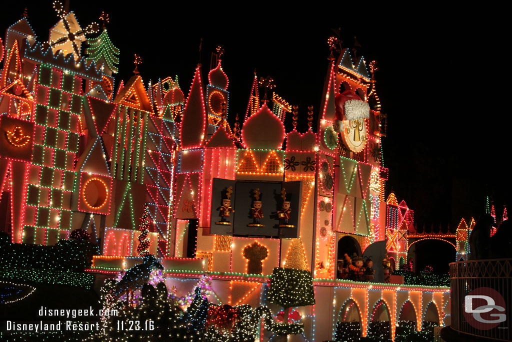 Back to Small World with the plan to see the projection show from this angle (but it did not run)